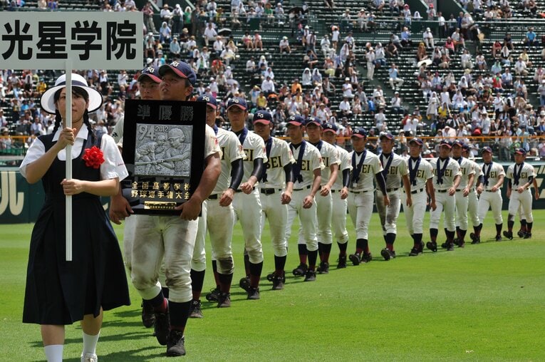 2012年の光星学院。準優勝の盾を持つ選手が田村龍弘 ©Hideki Sugiyama
