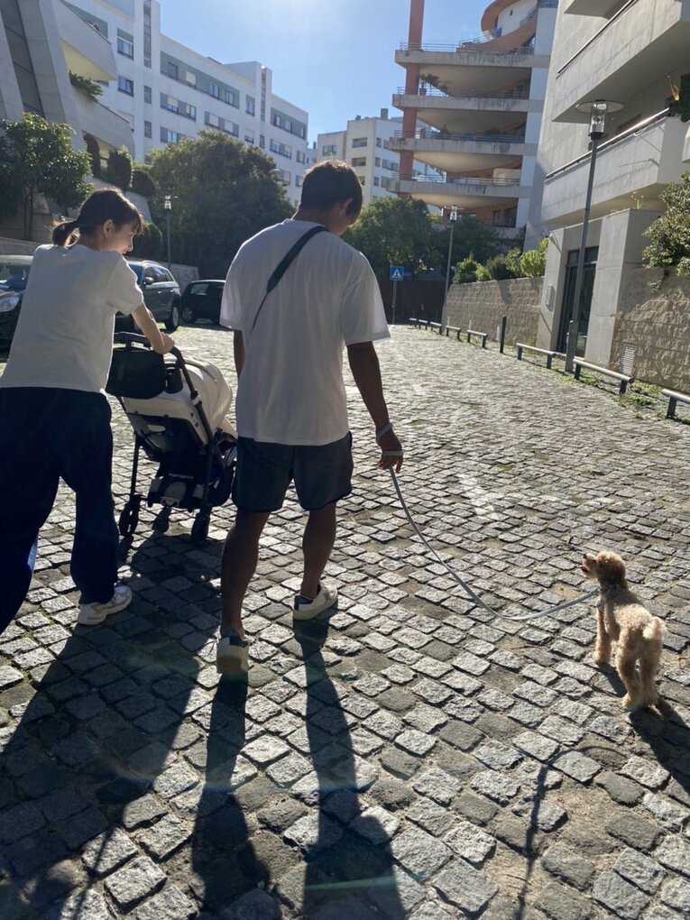 リスボンの街をお散歩中の守田家。愛犬の麦も一緒（写真：藤阪さん提供）