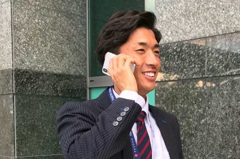 営業電話する福田友也 ／ photograph by Kohei Kikuchi