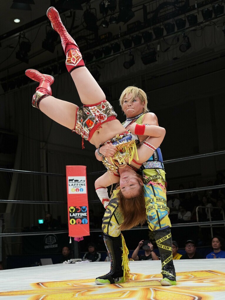 Sareeeを持ち上げる高橋奈七永　©Essei Hara