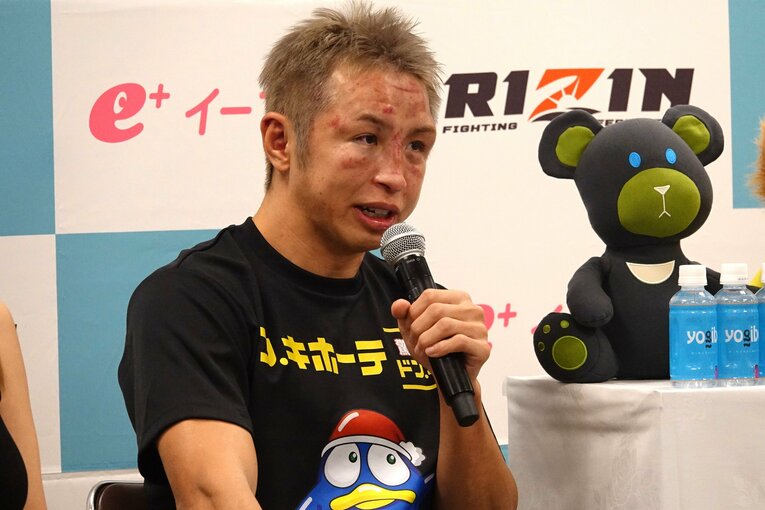 深刻なダメージを負いながらも報道陣の質問に答えていく　©Koji Fuse