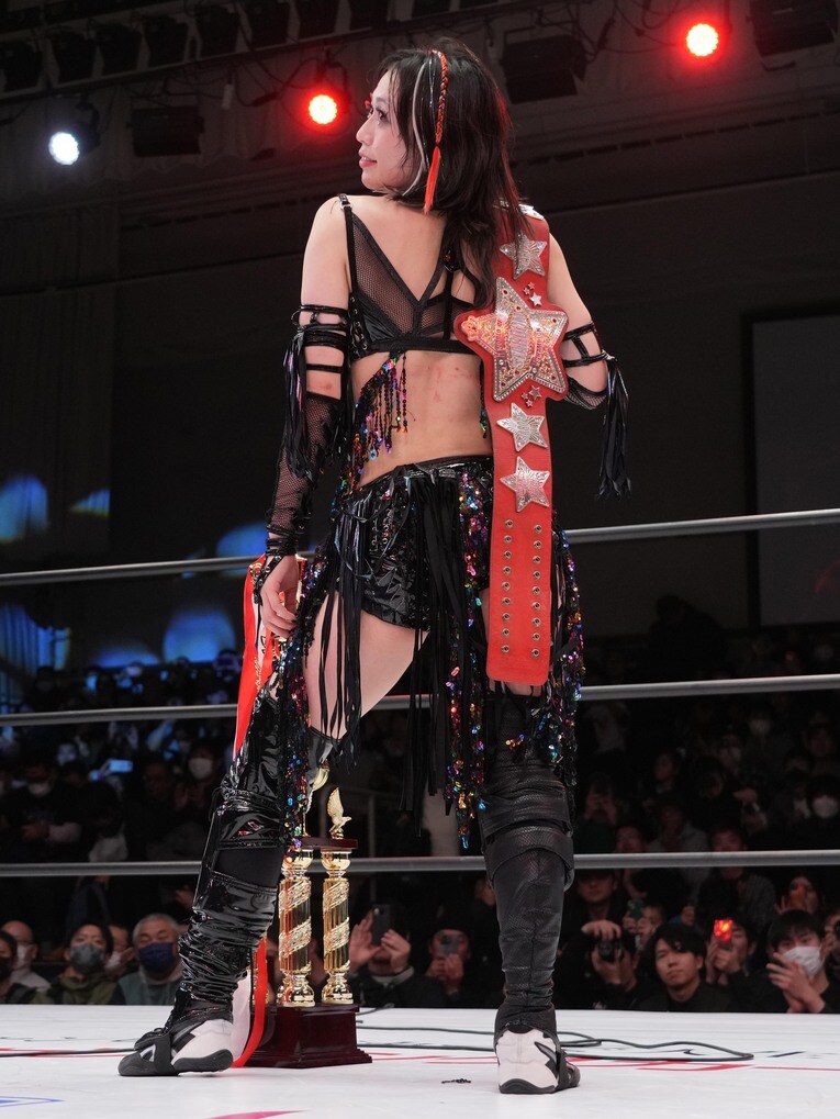 赤いベルトを背にポーズを取る上谷沙弥　©Essei Hara