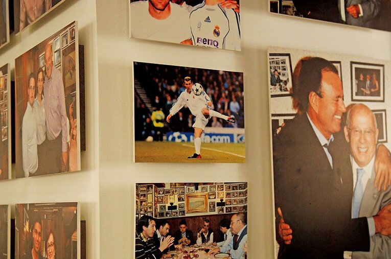 『アサドール』店内。無数の写真の中に「伝説のボレー」の一枚が ／ photograph by Daisuke Nakashima