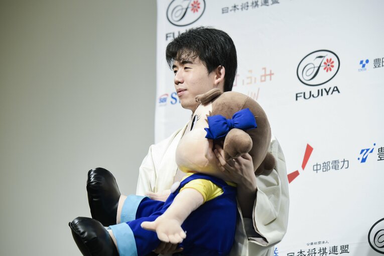 叡王防衛し、会見に臨んだ際の藤井聡太五冠　©Wataru Sato