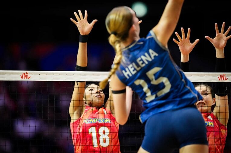 宮部愛芽世、島村春世（VNLブラジル戦）　©︎Volleyball World