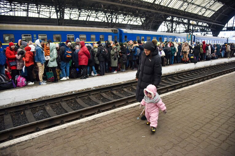 2月27日、隣国ポーランドに逃れるためリビウ駅で列車を待つ人々　©Getty Images
