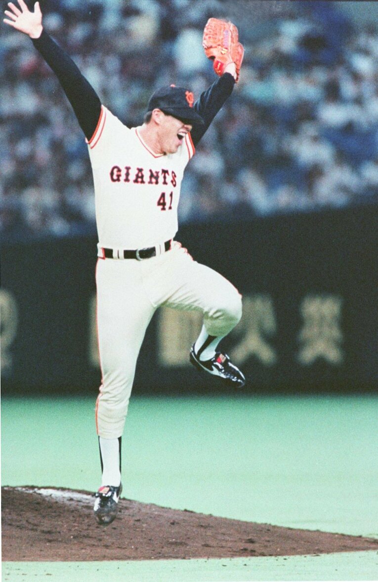 11連続完投勝利の大記録を達成し、マウンド上で両手をあげて喜ぶ斎藤　©︎SANKEI SHIMBUN