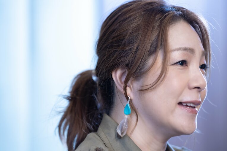 インタビューに答える井上貴子さん　©Takuya Sugiyama