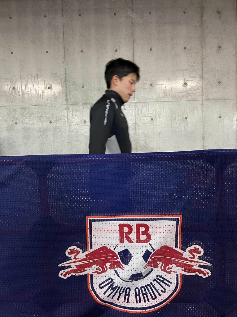 選手が通るミックスゾーンにも新しいエンブレムが（筆者撮影）