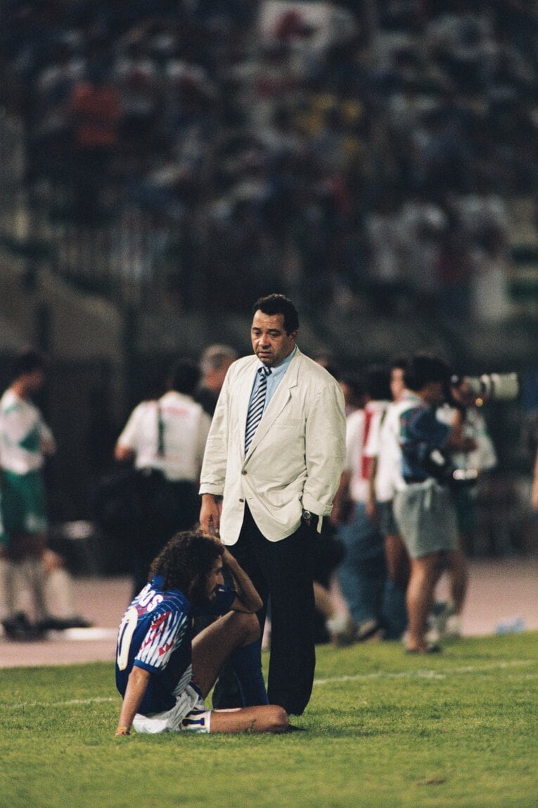 ピッチに座り込んだラモスに声をかけるハンス・オフト監督　©BUNGEISHUNJU