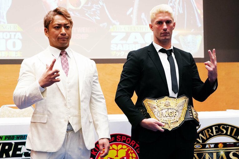 挑戦者の海野翔太と王者のザック・セイバーJr.　©Essei Hara