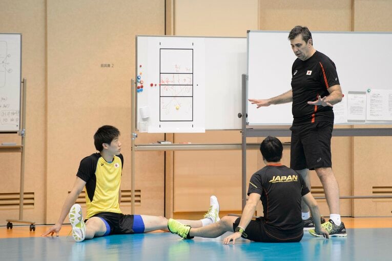 ブラン監督（当時コーチ、2017年）の言葉に耳を傾ける石川祐希　©︎Asami Enomoto