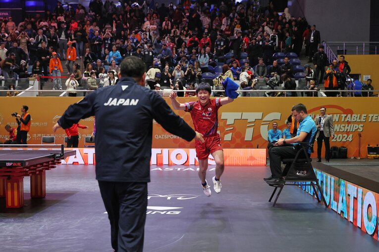 アジア選手権で金メダルを確定させ、コーチの元へ猛ダッシュ…【スワイプすると続きの写真もご覧になれます】　©Getty Images