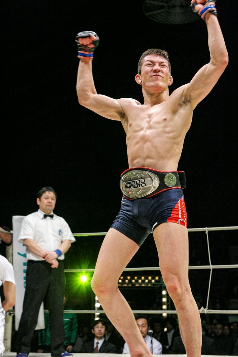 2006年2月17日、青木真也は22歳で修斗ミドル級王者となった　©Susumu Nagao