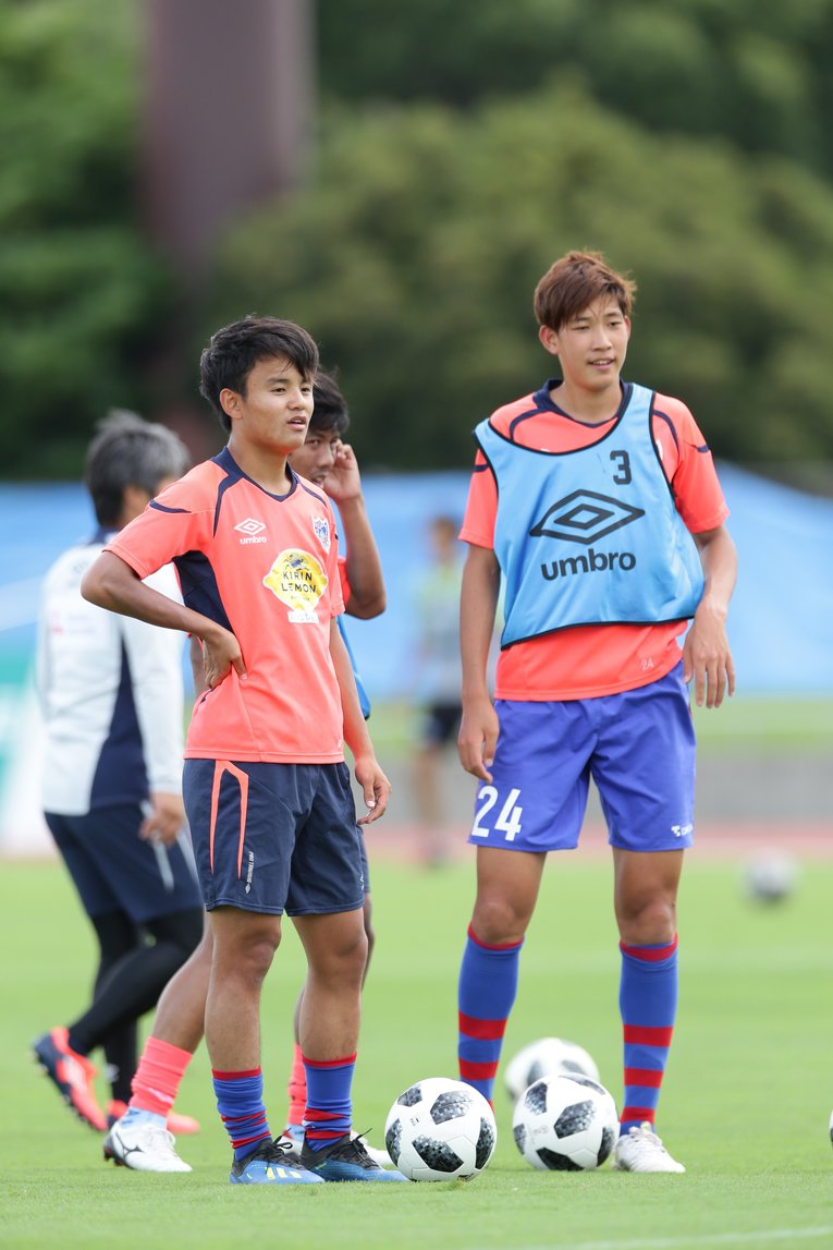 久保建英（左）と原。2015年に帰国した久保は翌年、中学3年でFC東京U-18に飛び級で昇格した（写真は2018年のJ3）　©J.LEAGUE