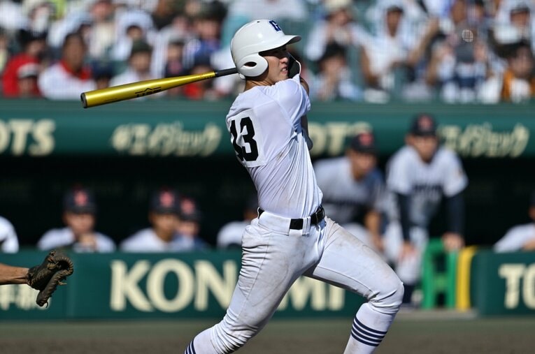 横浜vs県岐阜商の延長10回裏、代打起用された県岐阜商1年生・丹羽駿太のライトへの大きな飛球は、その判定を巡って後に物議を醸すことに…　©Hideki Sugiyama