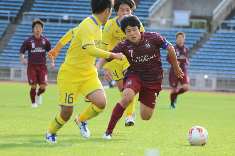 抜群のスピードを駆使したドリブルでユース時代から有名だった岩崎悠人　©︎Takahito Ando