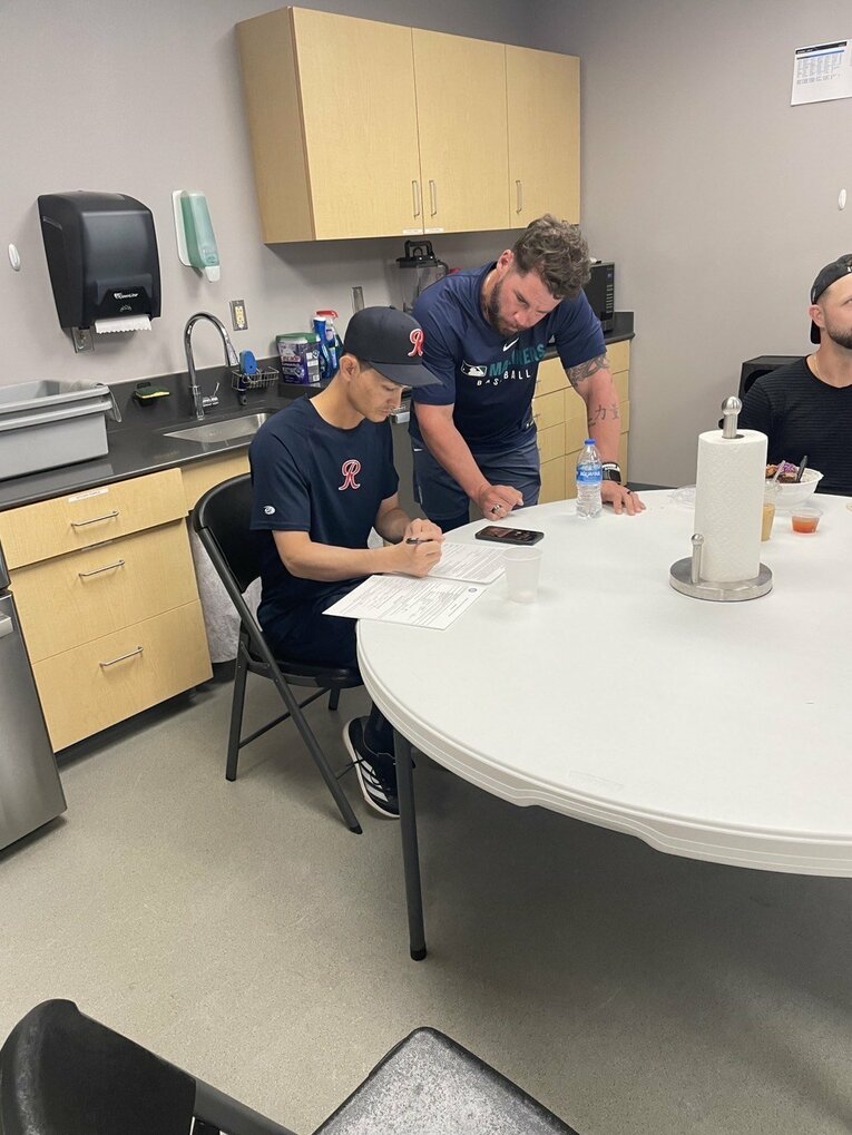 タコマ・レイニアーズのクラブハウスで契約を交わす乙坂　写真：本人提供