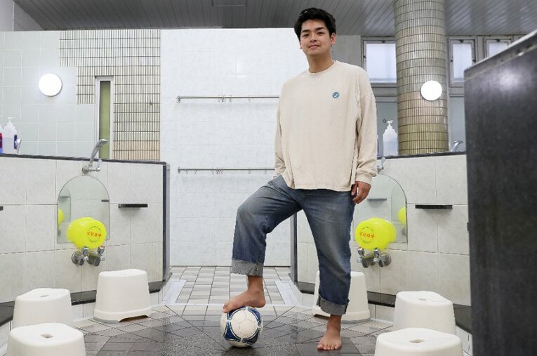 元JリーガーでU-17W杯にも出場した高野光司（30歳）さん。現在は「すえひろ湯」で働き「風゜呂サッカー選手」の肩書きをもつ ／ photograph by Shigeki Yamamoto
