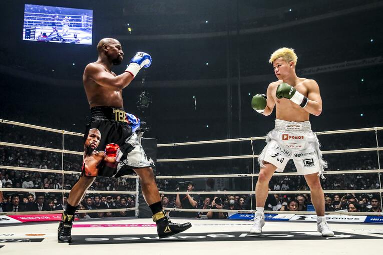 2018年の大晦日、那須川天心は『RIZIN.14』のエキシビションマッチでフロイド・メイウェザー・ジュニアと対戦　©RIZIN FF Susumu Nagao
