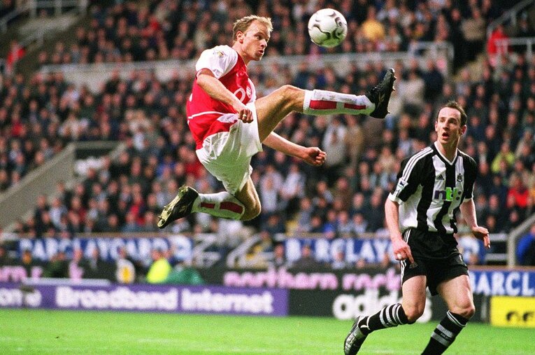1993年までアヤックスでプレー、インテルを挟んで、1995年～2006年の現役引退までアーセナルで活躍。3度のプレミアリーグ優勝に貢献したデニス・ベルカンプ ／ photograph by Getty Images