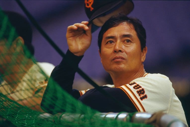 試合前練習を見守る王監督（1988年）©︎Kazuhito Yamada