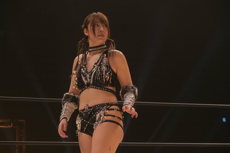 桜井のアクトレスガールズでのデビュー戦の相手を務めたのが青野だった