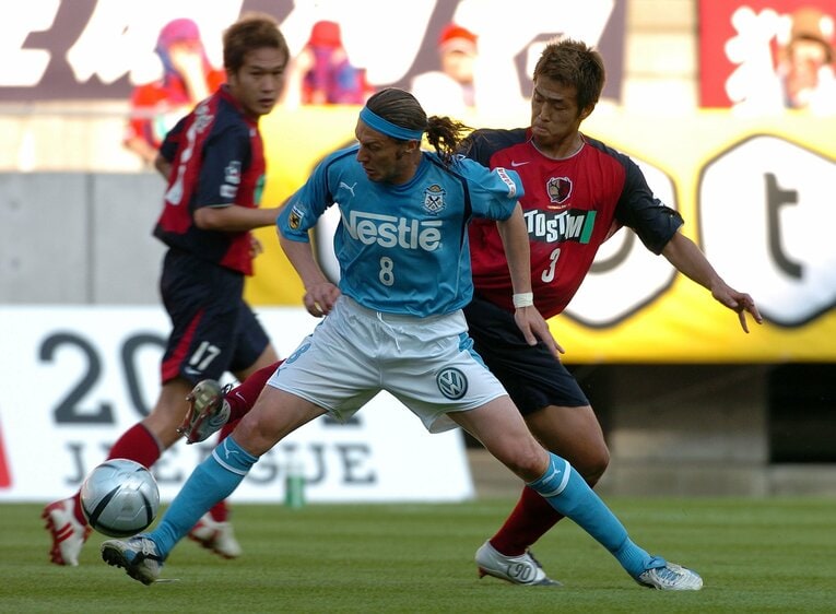 04年、磐田のグラウと競り合う金古…写真はまだまだ続きます　©Getty Images