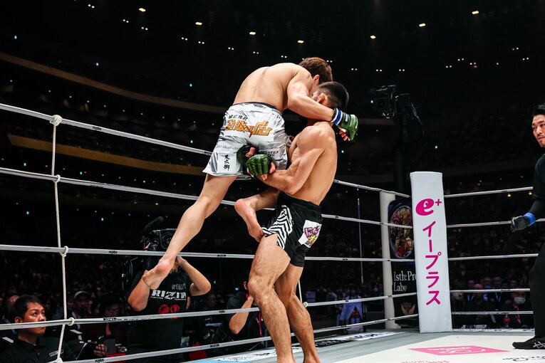 朝倉未来の片足を両手でクラッチし、体ごと持ち上げるシェイドゥラエフ　©RIZIN FF Susumu Nagao