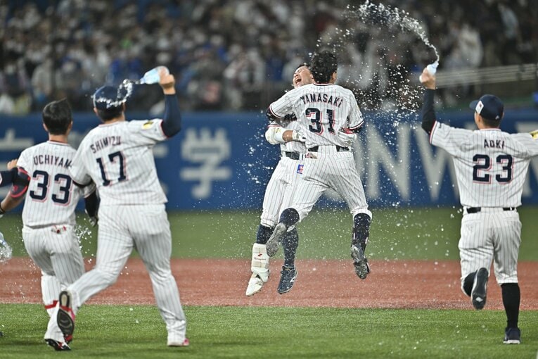 歓喜のシャワーとともにグランド上に選手たちの輪ができる　©Hideki Sugiyama