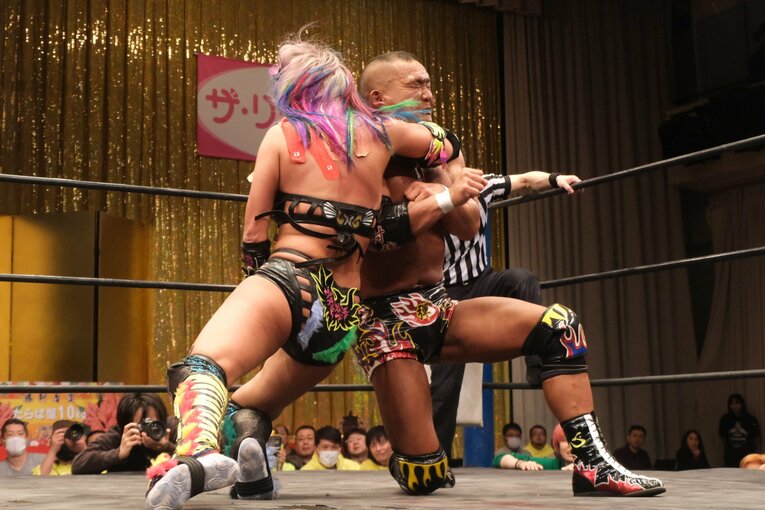 「スターダムをクビになって…」人気女子プロレスラーが初告白　ウナギ・サヤカ“超満員の自主興行”に密着して感じた「不思議な風格」(37)