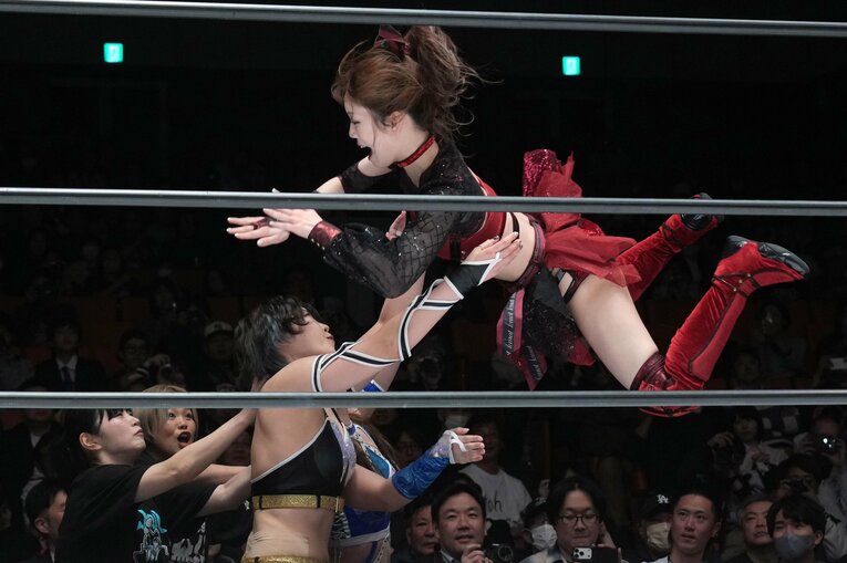 レディ・Cにプランチャを浴びせる鹿島沙希　©Essei Hara