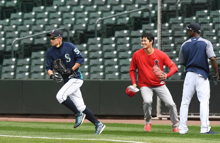 グラウンドでイチローと対面した笑顔の大谷翔平（2018年撮影）　©AFLO
