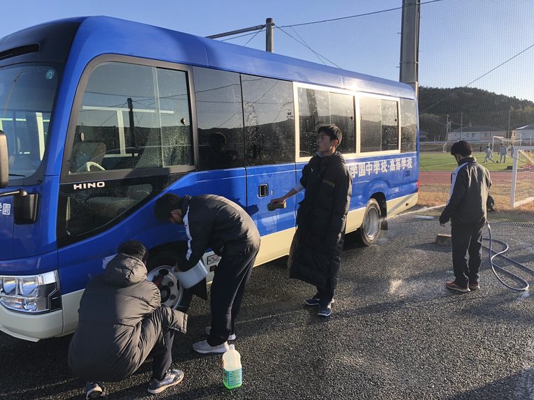 おもてなし部による洗車　©︎Takagawa Gakuen