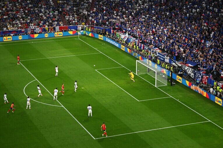 ヤマルのゴラッソ。ゲームでも再現ほぼ不可能であろうスーパーな一撃だった　©Getty Images