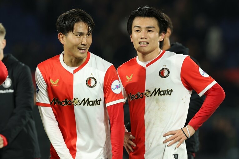 現在、フェイエノールトで上田綺世（右）とともにプレーする渡辺　©Getty Images