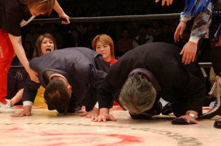 全女の終焉を土下座で詫びる“松永一族”の次男・健司氏と四男・国松氏。国松氏はその4カ月後に命を絶った。負債総額は実に37億円に上った ／ photograph by Hiroki Kakehata