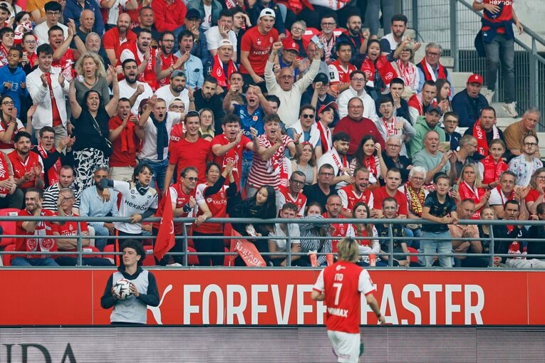 「地獄です」伊東純也も中村敬斗もボウ然の降格…激怒サポがシート投げ込み「中村には引き抜き報道」日本代表戦前に残酷なリアル(8)