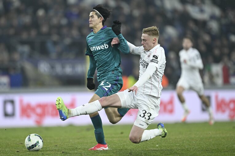 【ブラジル人記者が推す“最終兵器”候補】191cmの雄大な体格を持つ後藤。外国人マーカー相手にも臆さずプレーする（全5枚中の2枚目）　©Getty Images