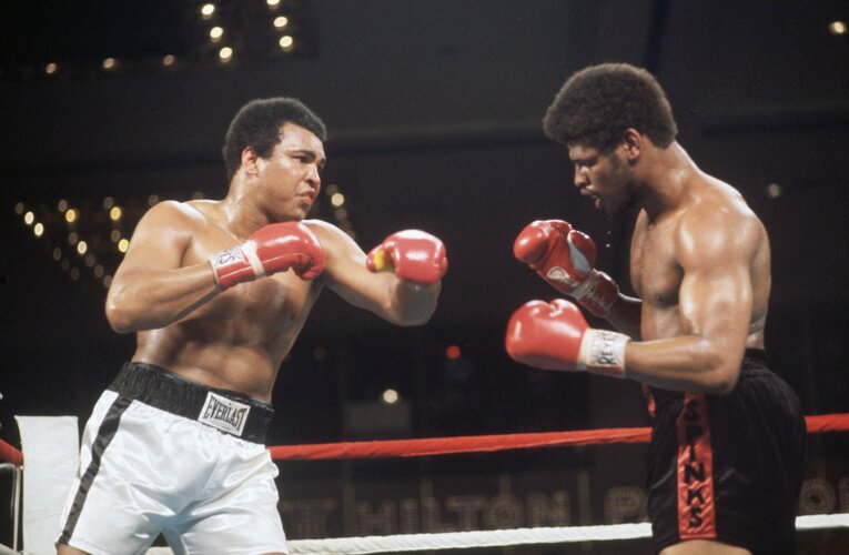 1978年2月15日モハメド・アリ（左）と戦うレオン・スピンクス。同年9月の再戦ではアリが勝利　©︎Getty Images