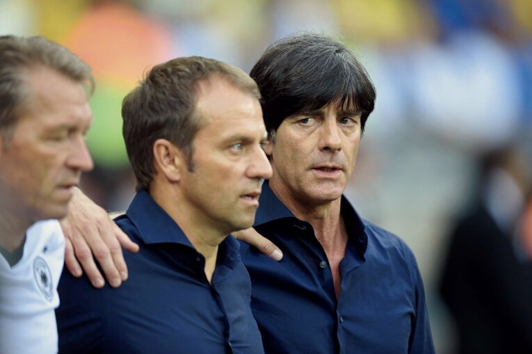 レーブ監督（右）と後に代表監督になるフリック（中央）　©Kaoru Watanabe / JMPA