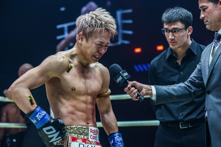 試合後のインタビューで号泣する武尊　©ONE Championship