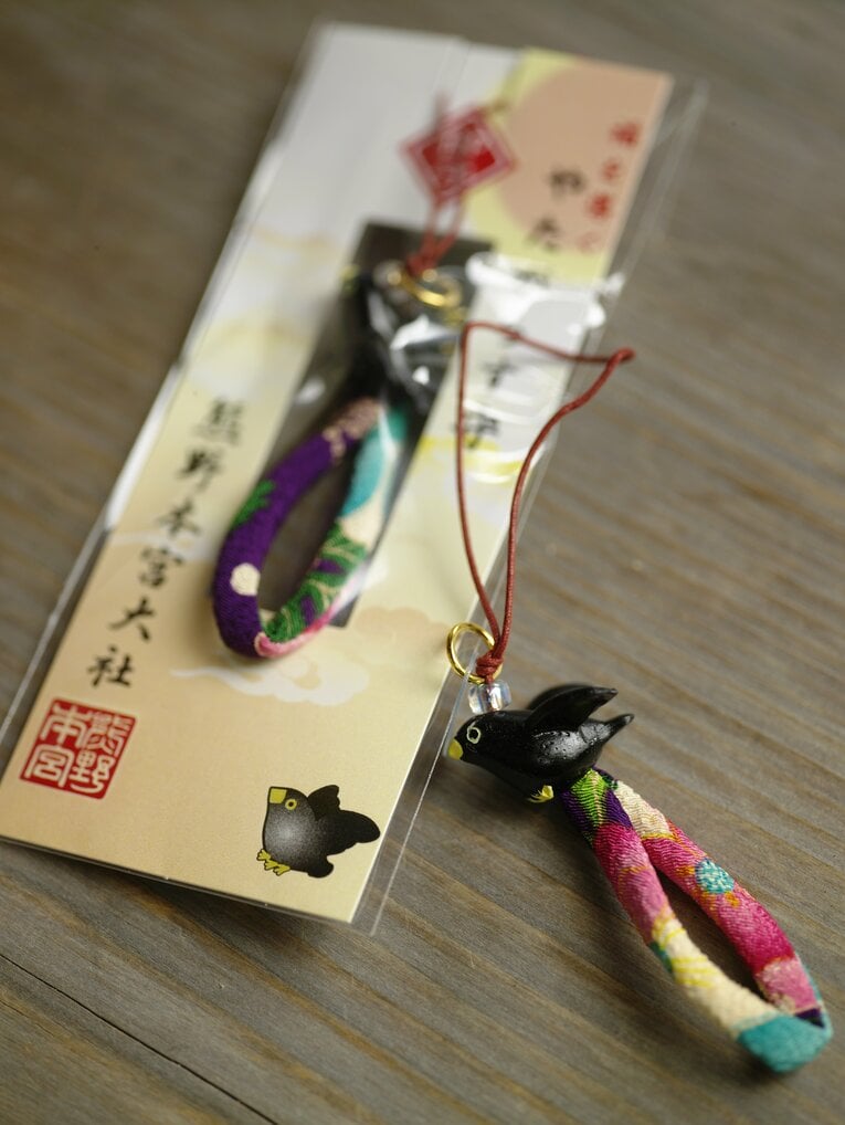 熊野本宮大社の「ヤタガラスの守」　©BUNGEISHUNJU