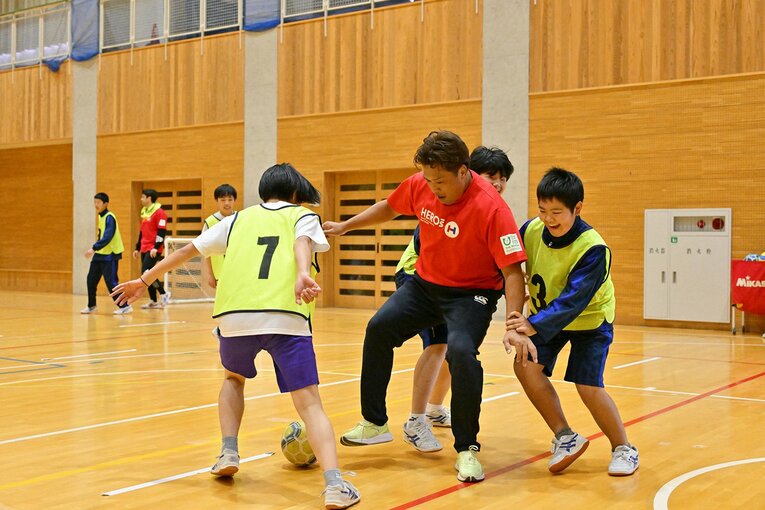 大西さんの真剣なプレーに子供たちも嬉しそうについていく