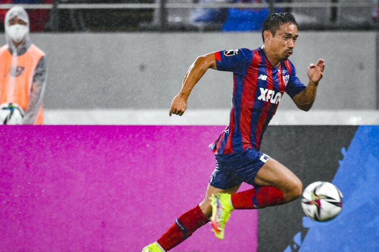 久々にFC東京に復帰した2021年の長友佑都　©Takuya Sugiyama