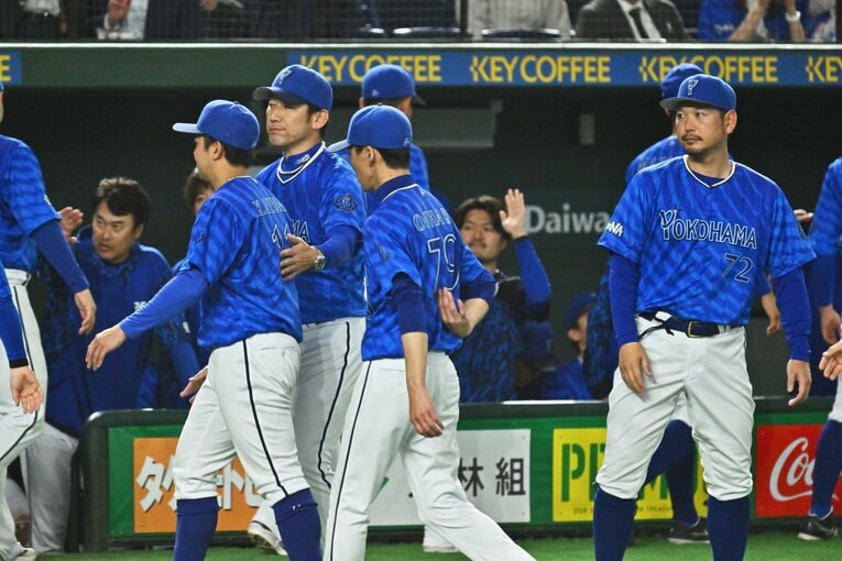 勝利投手となった東をねぎらう三浦監督　　©Hideki Sugiyama