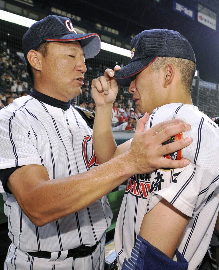 春夏連覇を目指した2013年夏、仙台育英に敗れ、泣く小島和哉（現ロッテ）に声をかける森士監督　©KYODO
