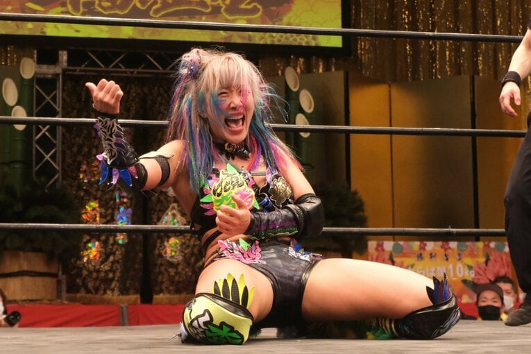 「スターダムをクビになって…」人気女子プロレスラーが初告白　ウナギ・サヤカ“超満員の自主興行”に密着して感じた「不思議な風格」(76)