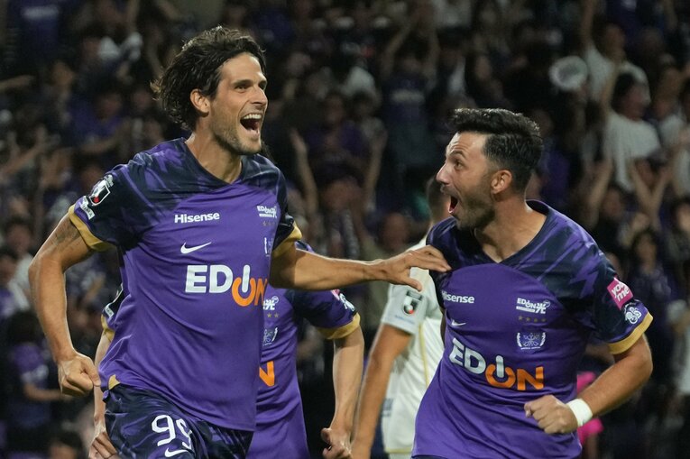 先制ゴールを決めたパシエンシアを祝福するアルスラン　©Masashi Hara