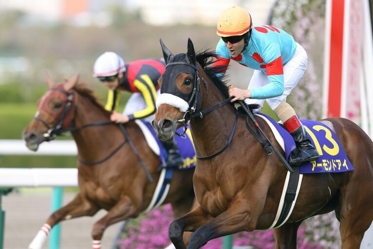 大外から一気に駆け抜けたアーモンドアイ。写真奥のラッキーライラックは2着に　©AFLO